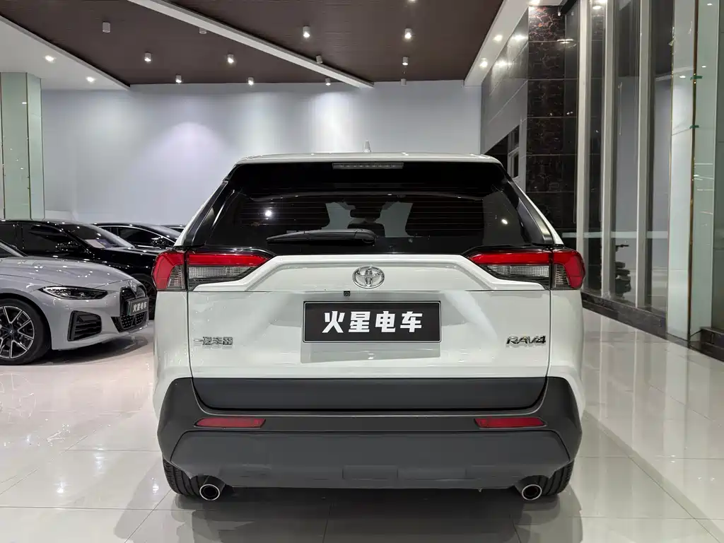 Toyota RAV4 — фото 11