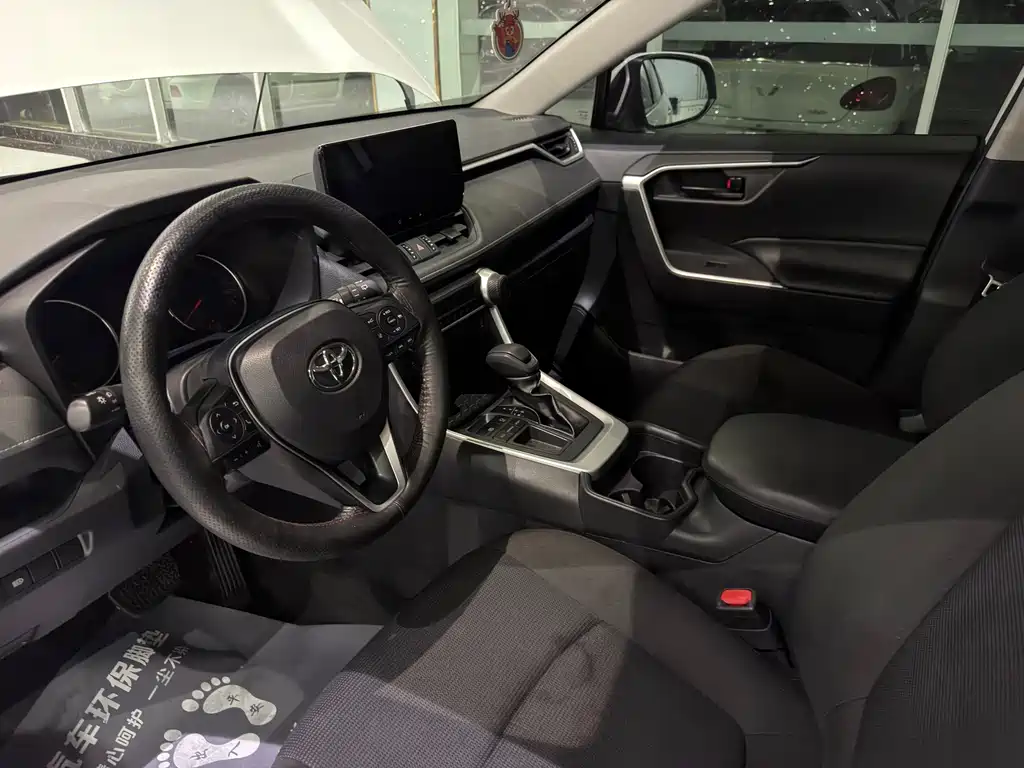 Toyota RAV4 — фото 4