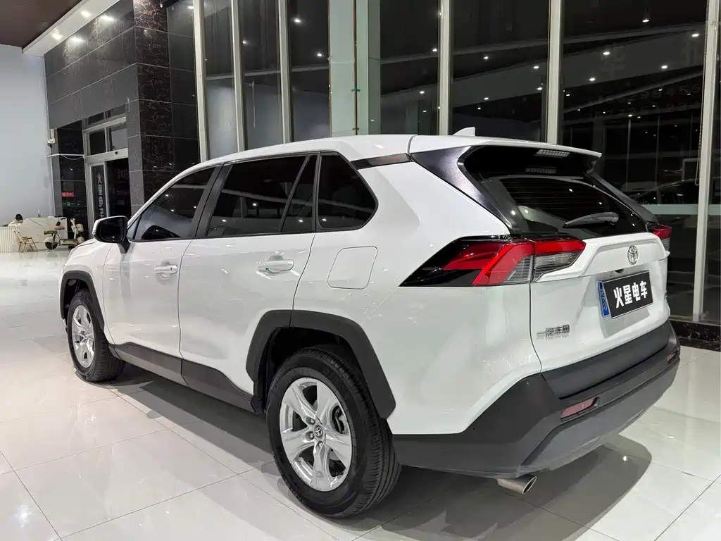 Toyota RAV4 — фото 9