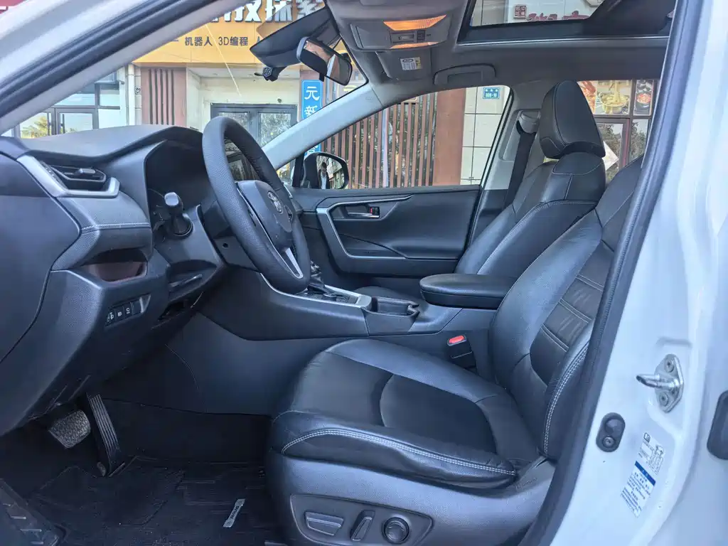 Toyota RAV4 — фото 4