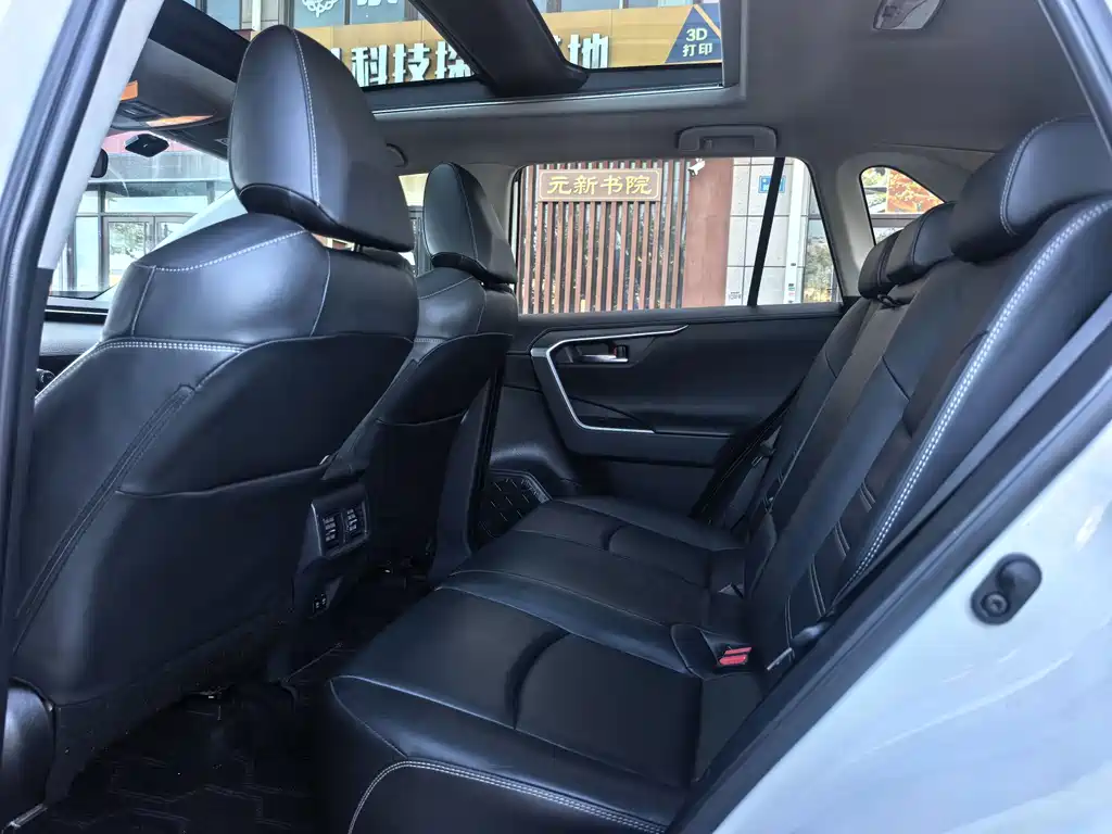 Toyota RAV4 — фото 5