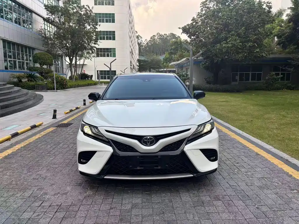 Toyota Camry — фото 2