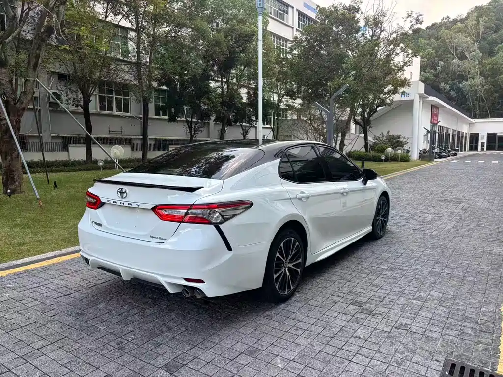 Toyota Camry — фото 4