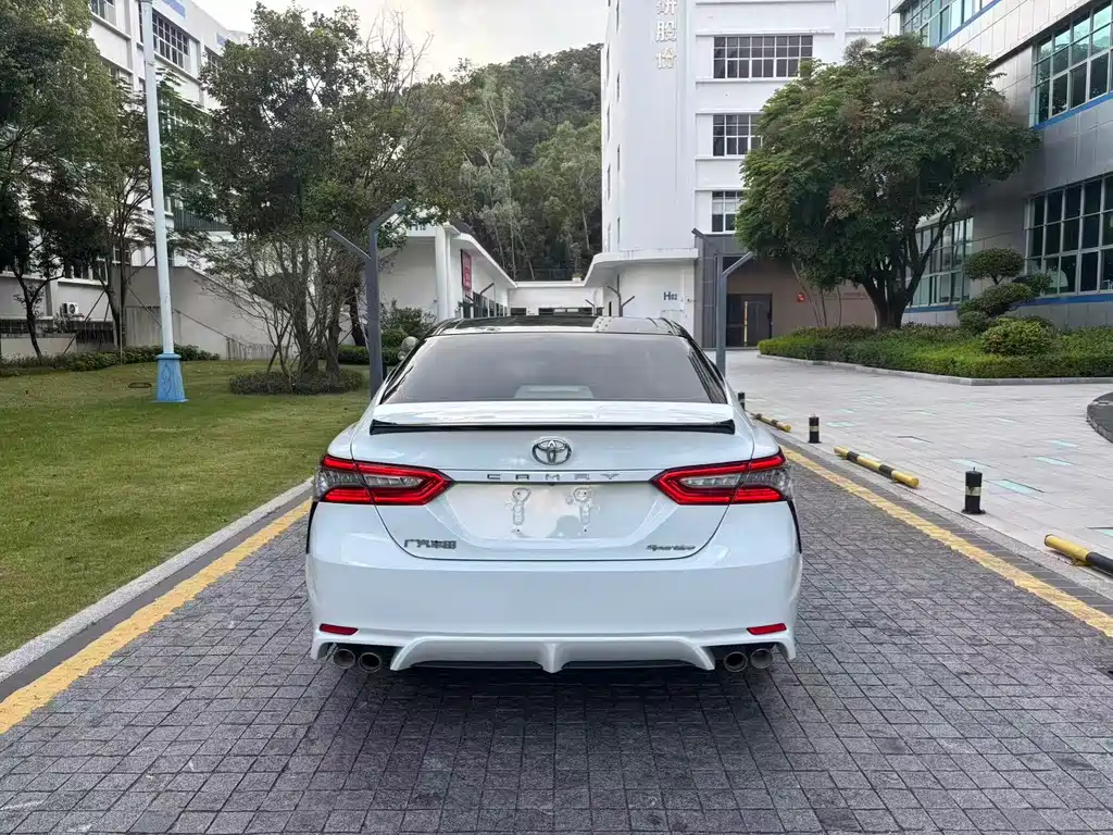 Toyota Camry — фото 5