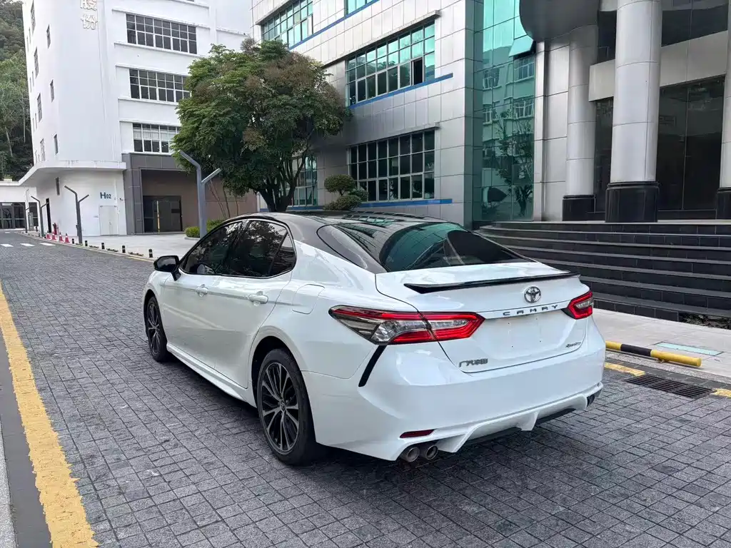 Toyota Camry — фото 6