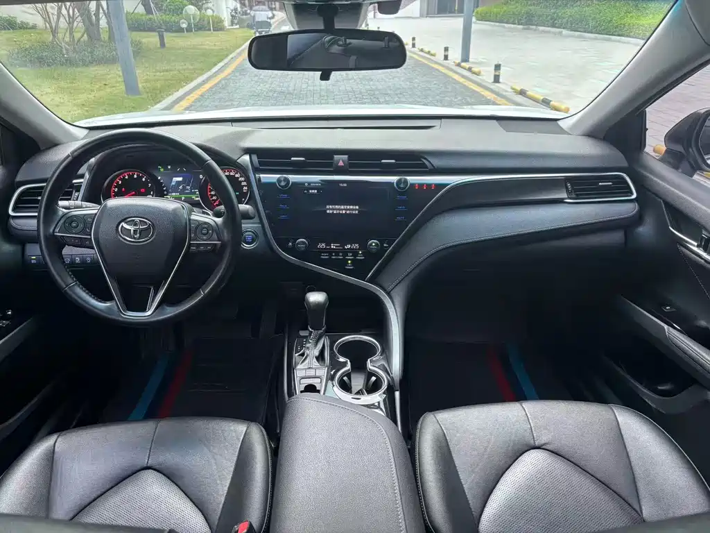 Toyota Camry — фото 9