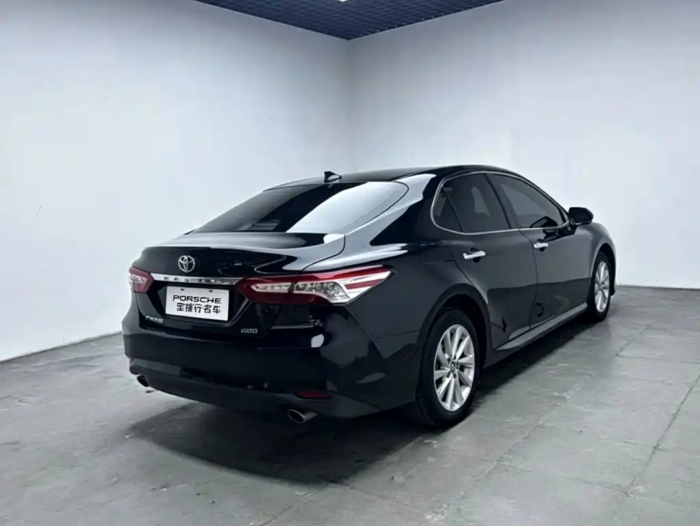 Toyota Camry — фото 5