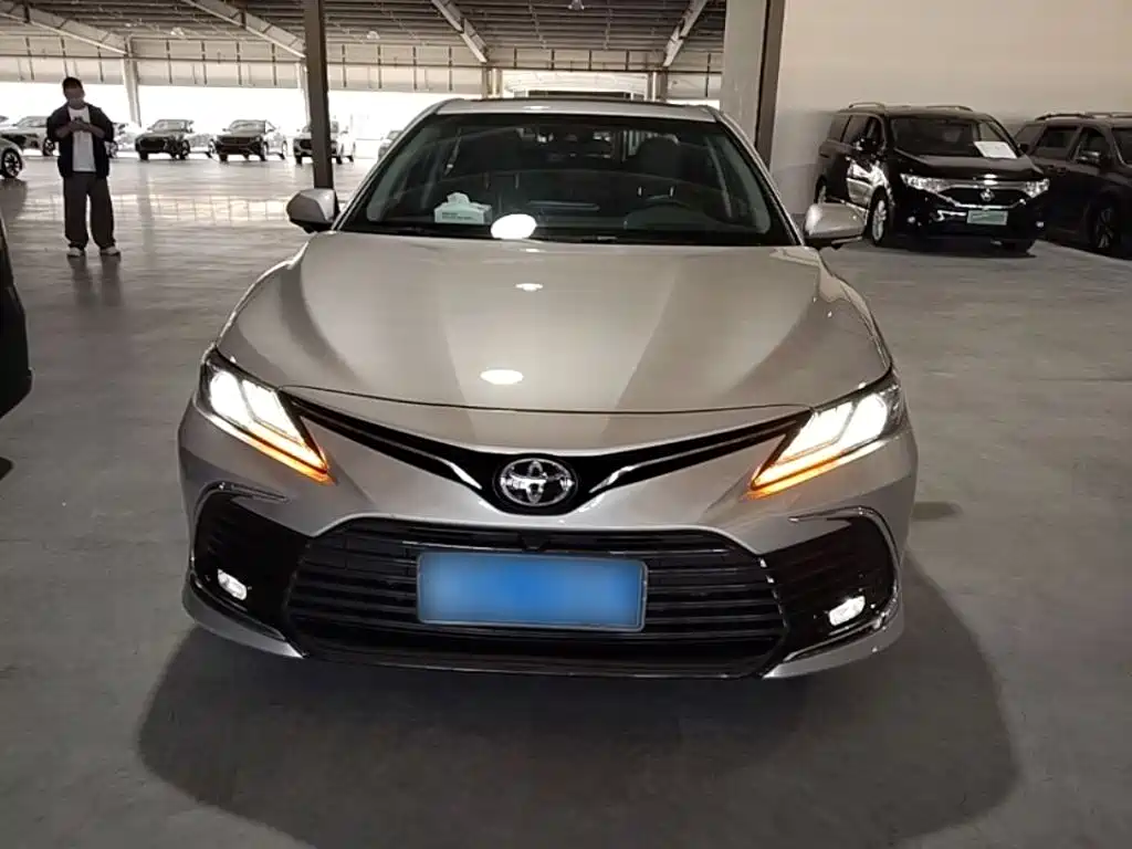 Toyota Camry — фото 2