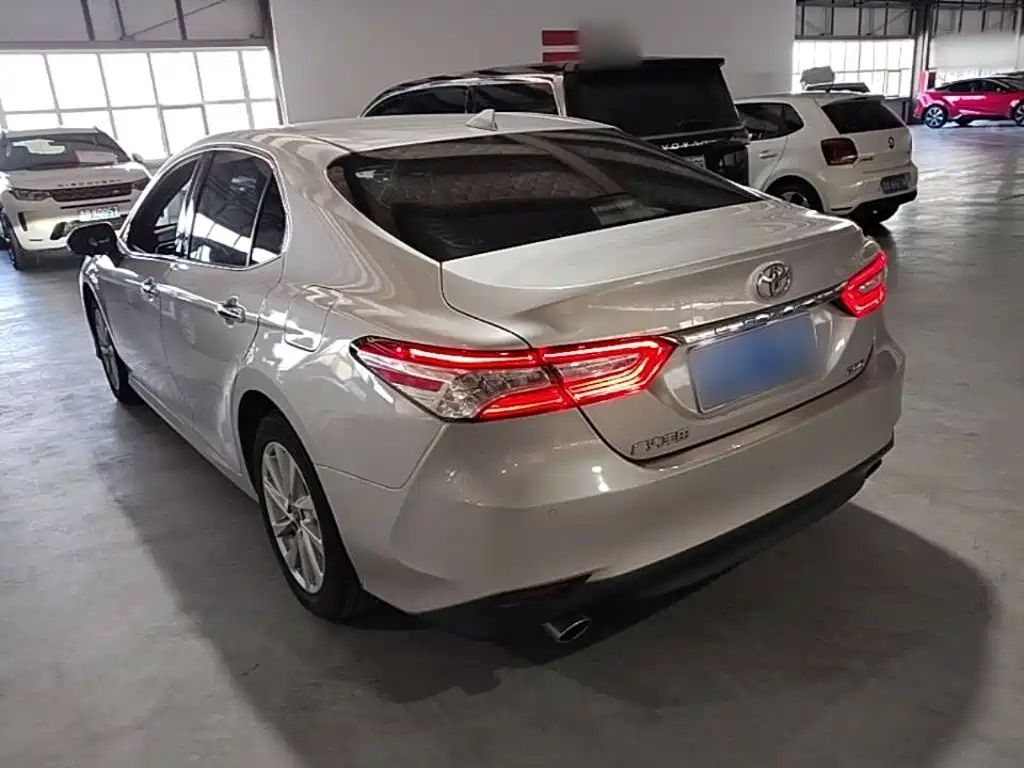 Toyota Camry — фото 4