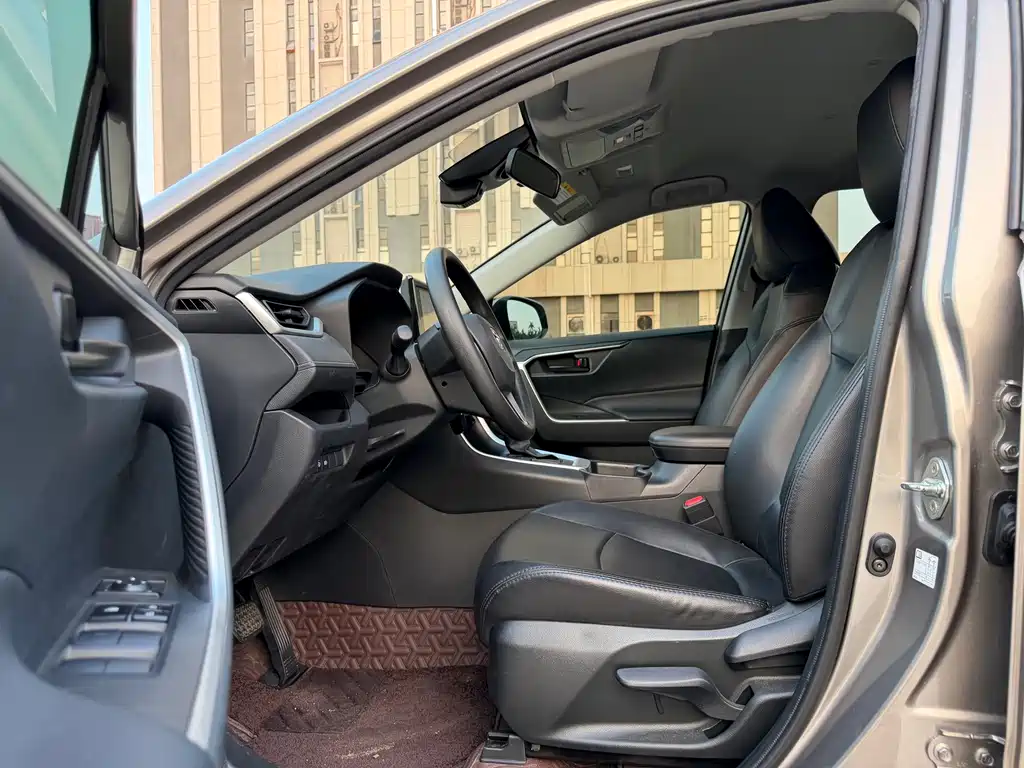 Toyota RAV4 — фото 11