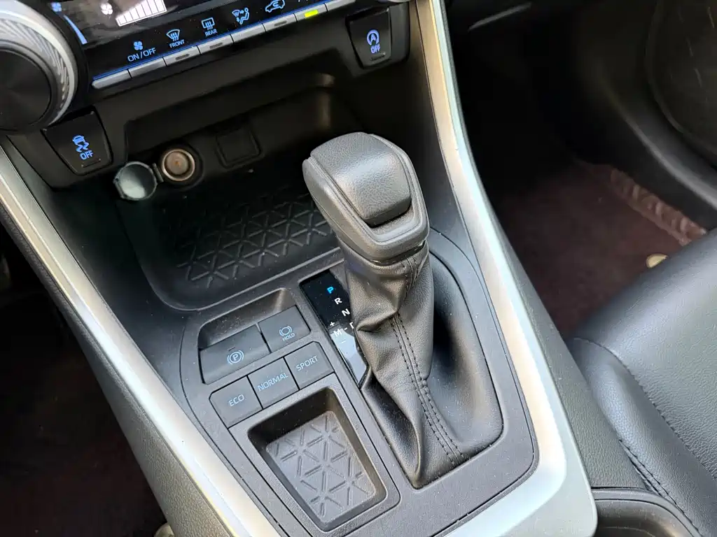 Toyota RAV4 — фото 18
