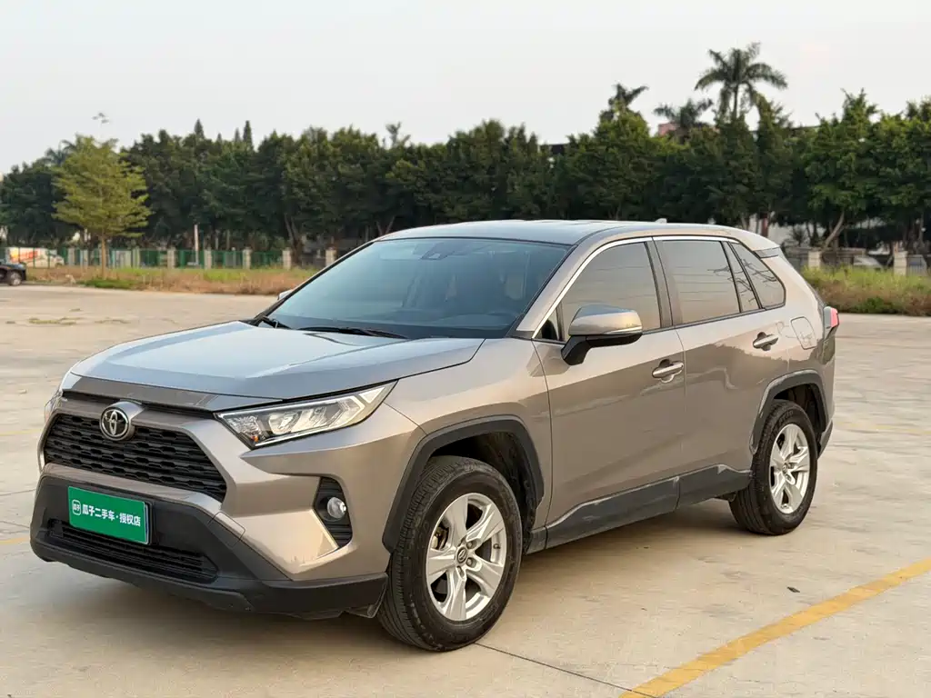 Toyota RAV4 — фото 4