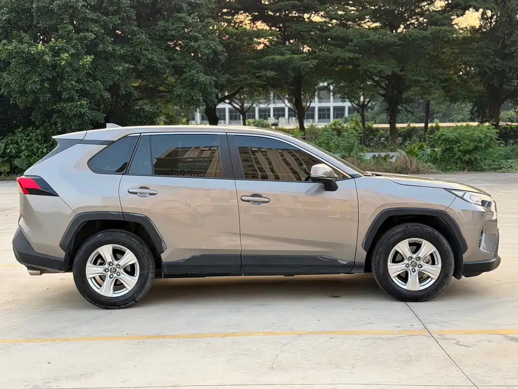 Toyota RAV4 — фото 5