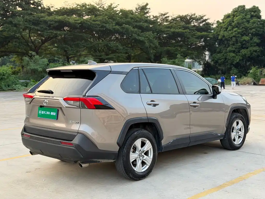 Toyota RAV4 — фото 6