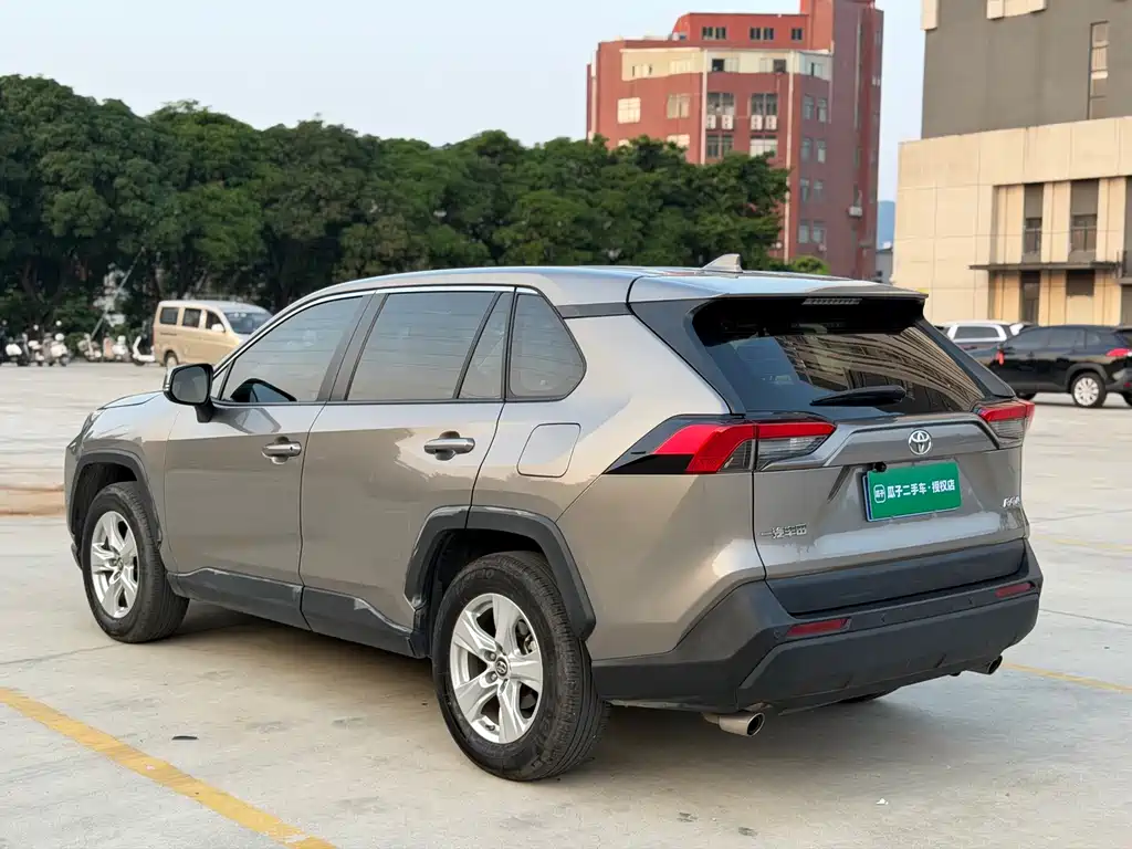 Toyota RAV4 — фото 8