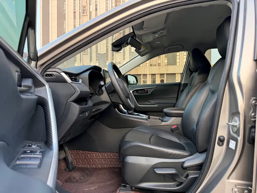 Toyota RAV4 — фото 10