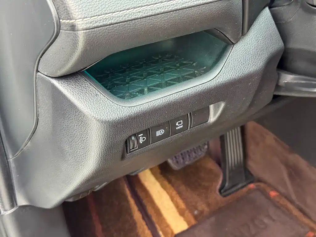 Toyota RAV4 — фото 11