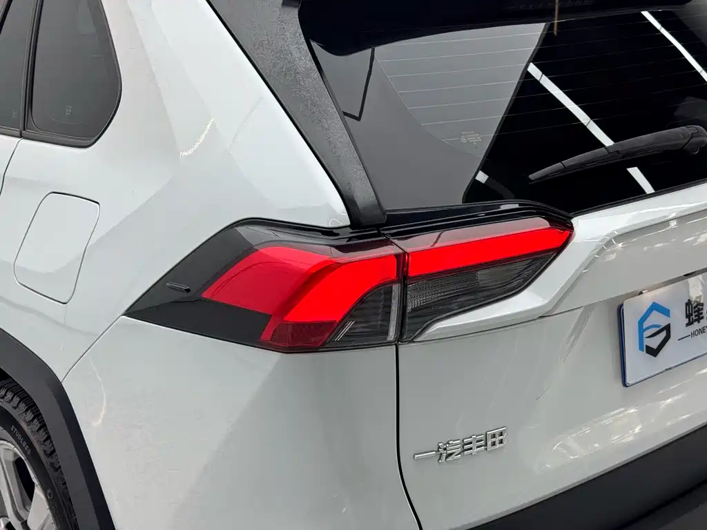 Toyota RAV4 — фото 19