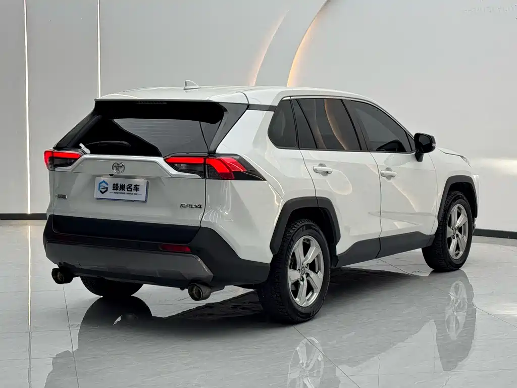 Toyota RAV4 — фото 21