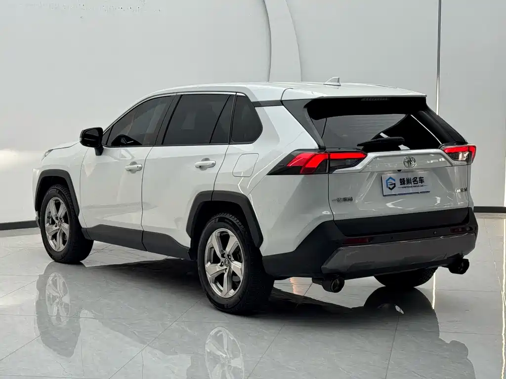 Toyota RAV4 — фото 22