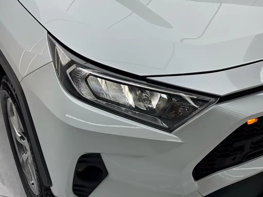 Toyota RAV4 — фото 4