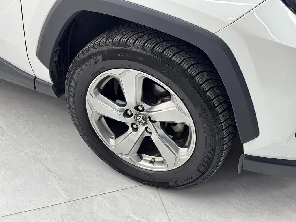 Toyota RAV4 — фото 6