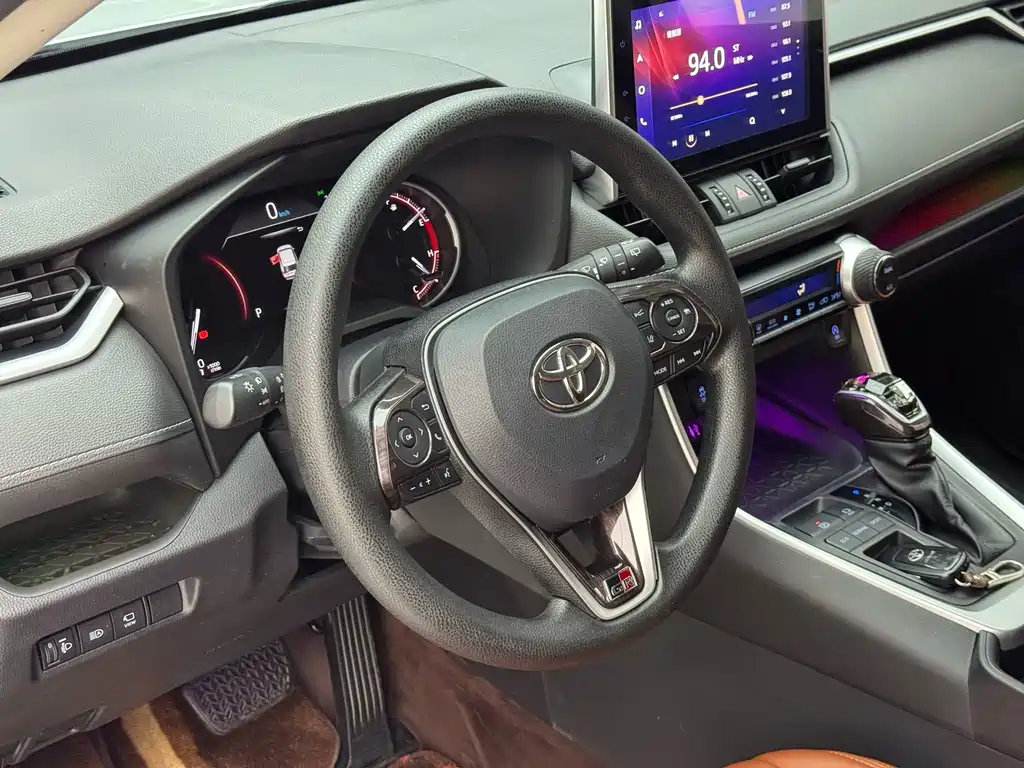 Toyota RAV4 — фото 7
