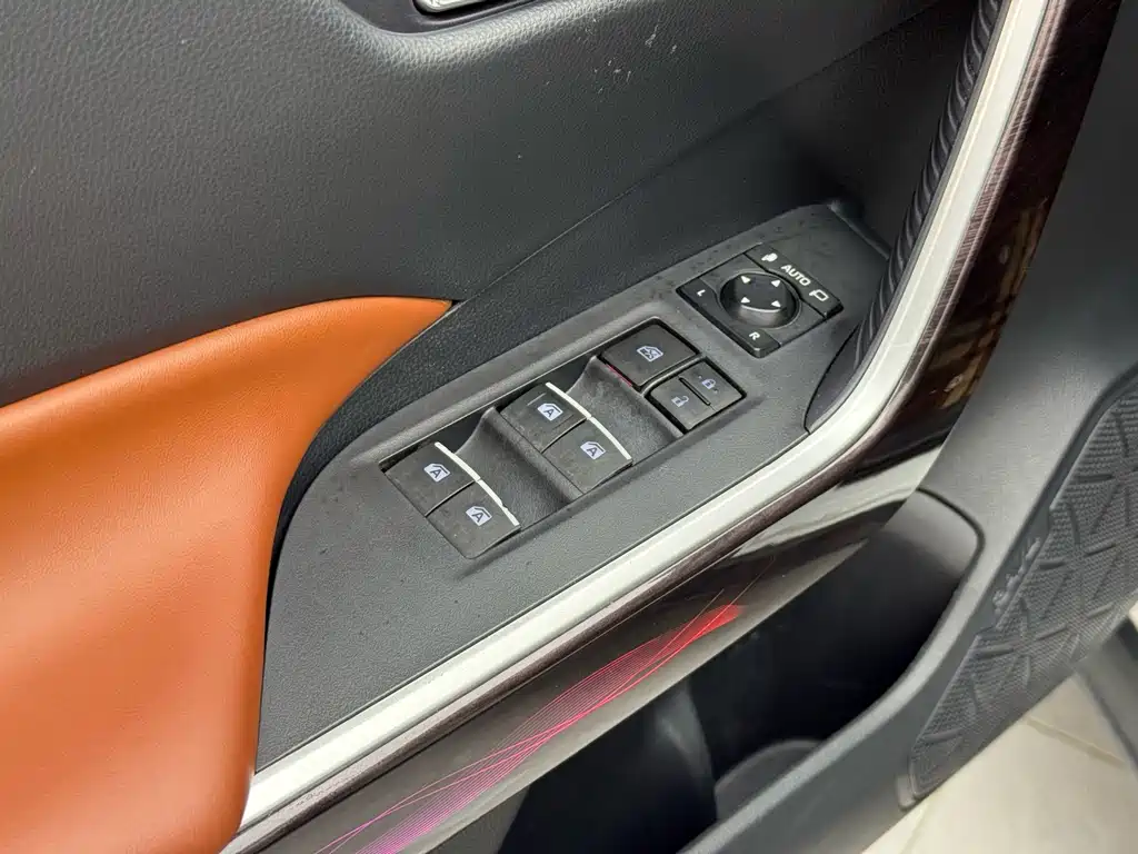 Toyota RAV4 — фото 10
