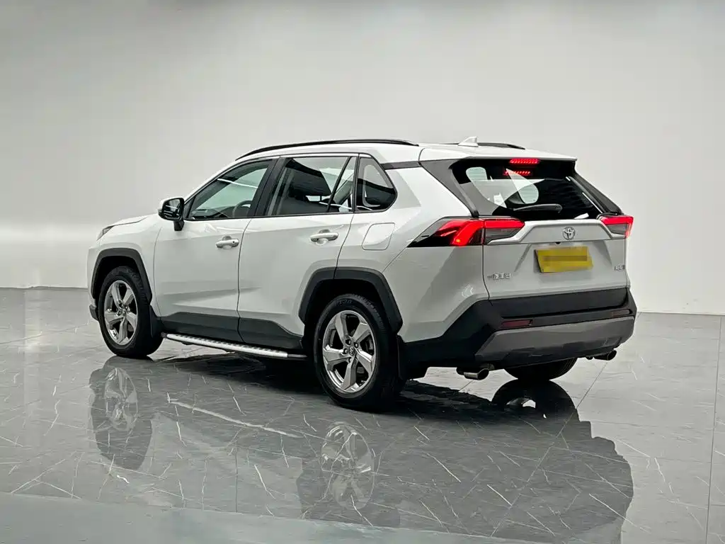 Toyota RAV4 — фото 4