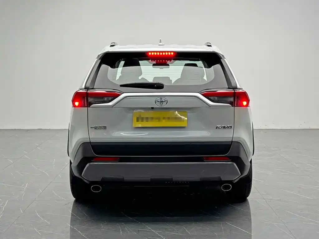 Toyota RAV4 — фото 5