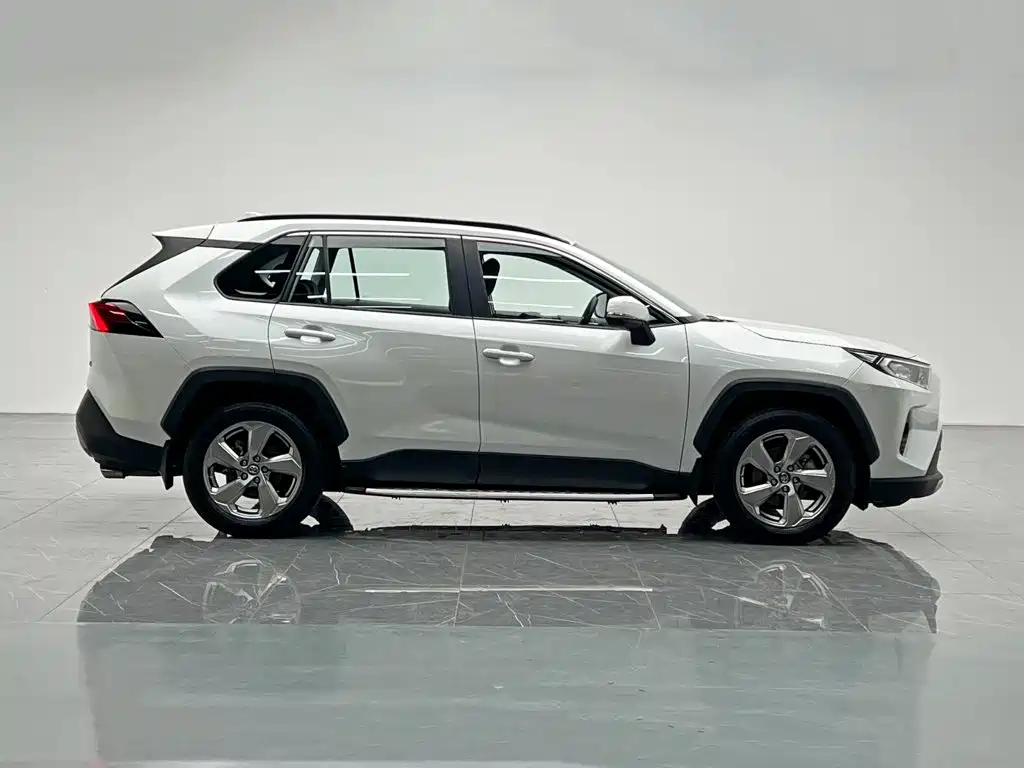 Toyota RAV4 — фото 7
