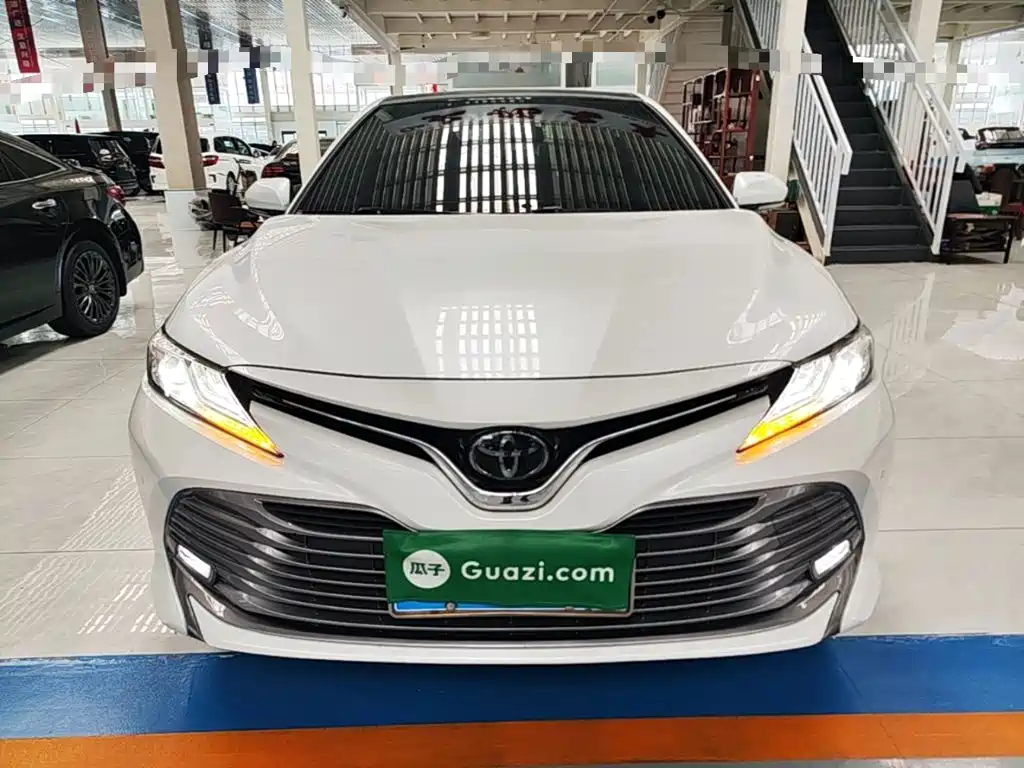 Toyota Camry — фото 2