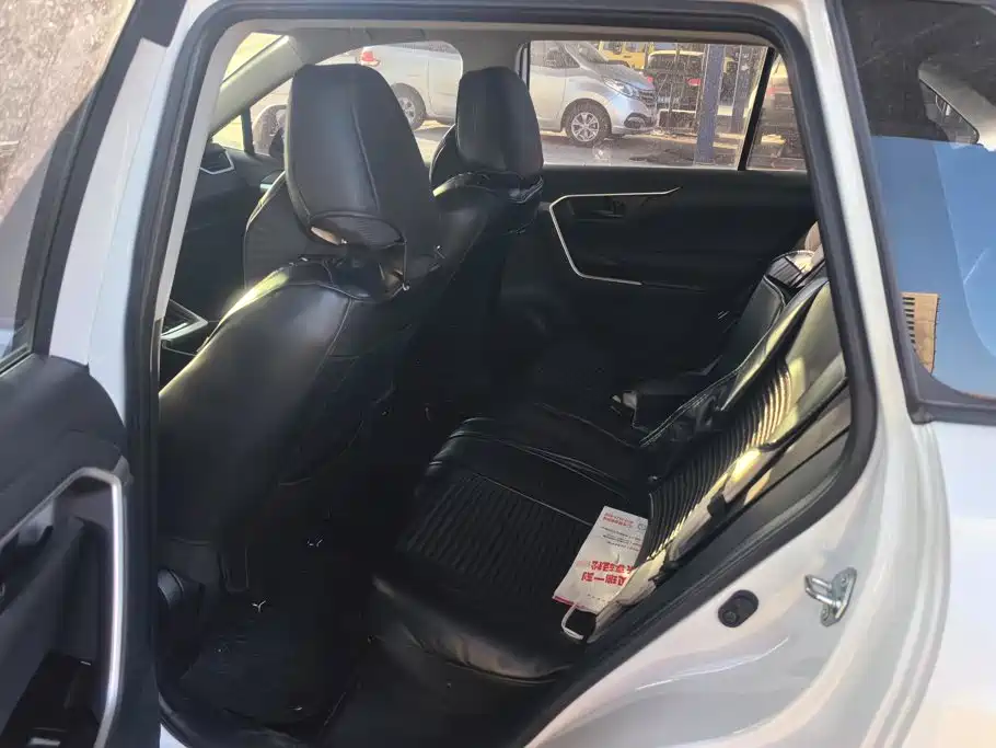Toyota RAV4 — фото 11