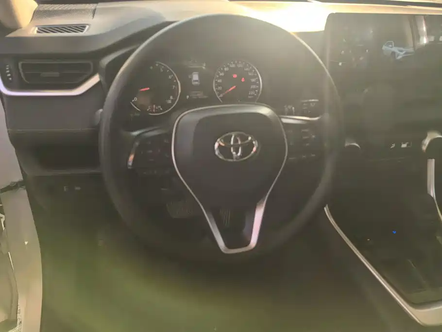 Toyota RAV4 — фото 15