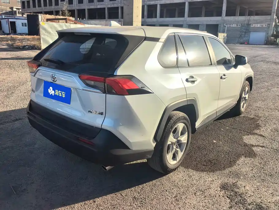 Toyota RAV4 — фото 3