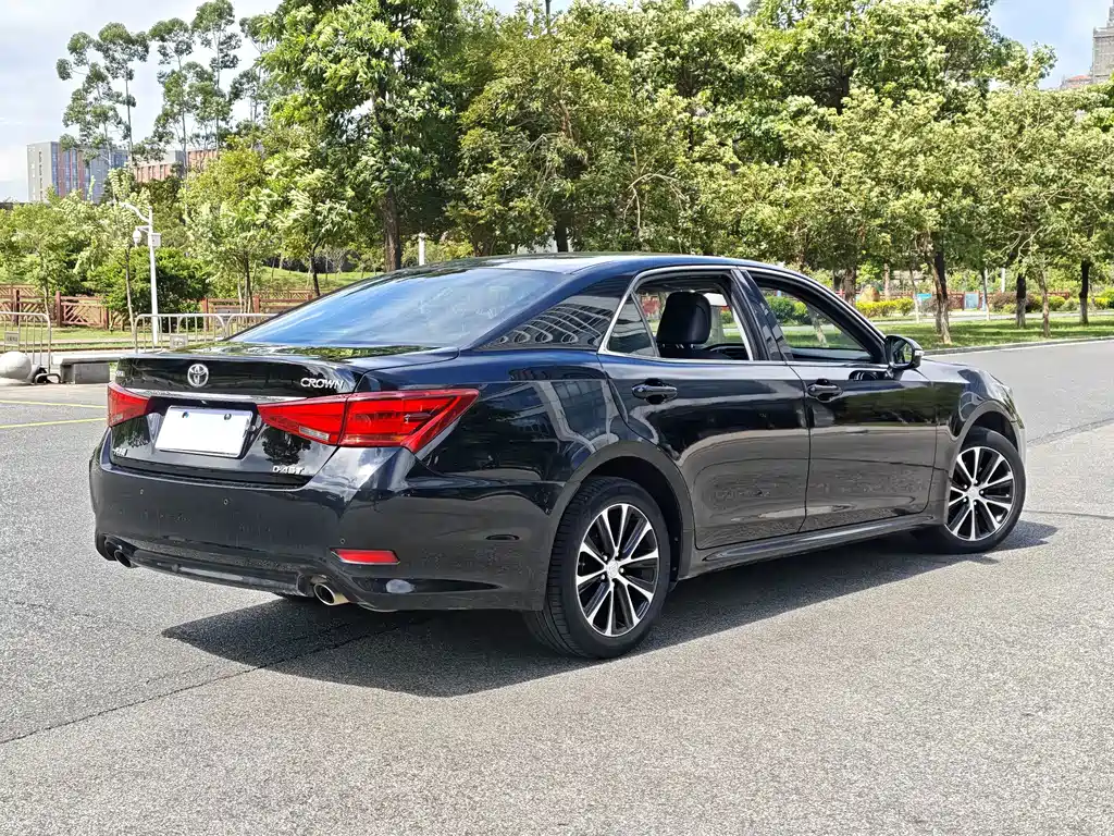 Toyota Crown — фото 19