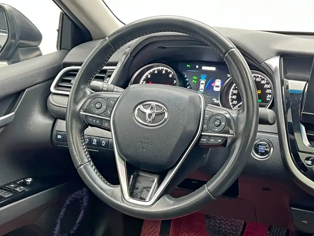 Toyota Camry — фото 18