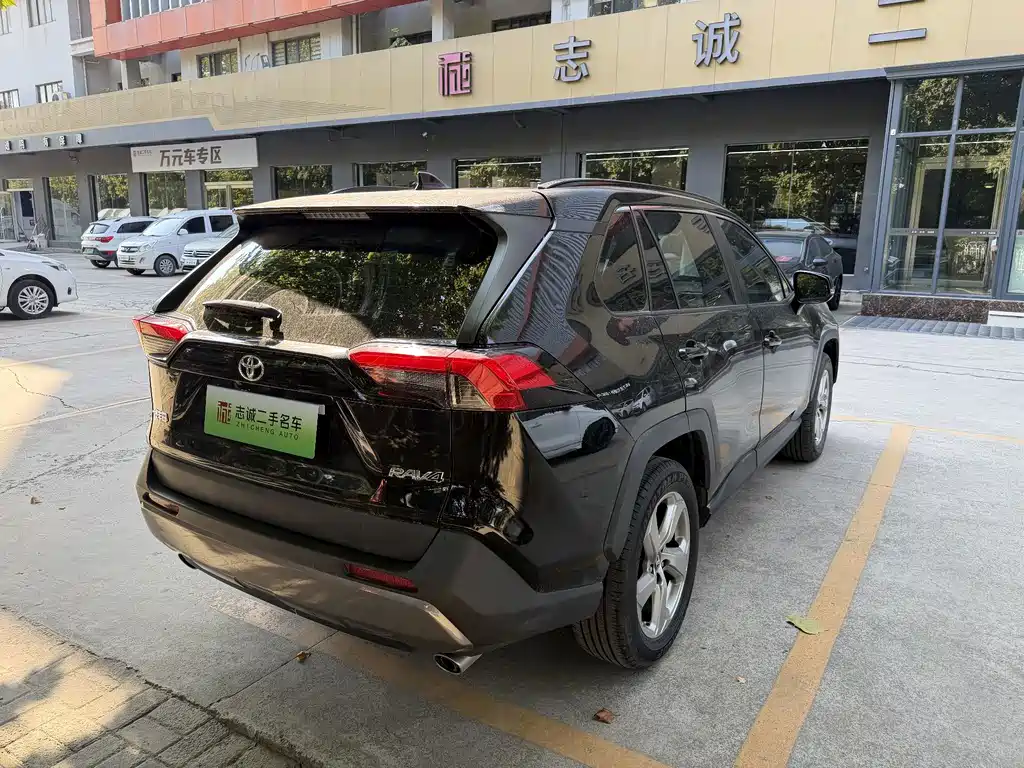 Toyota RAV4 — фото 4