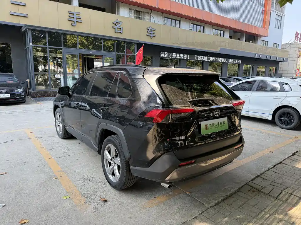 Toyota RAV4 — фото 5