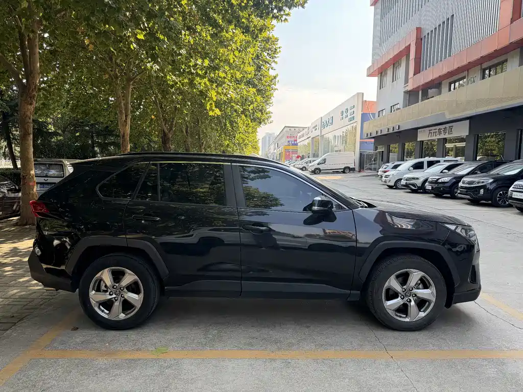 Toyota RAV4 — фото 7