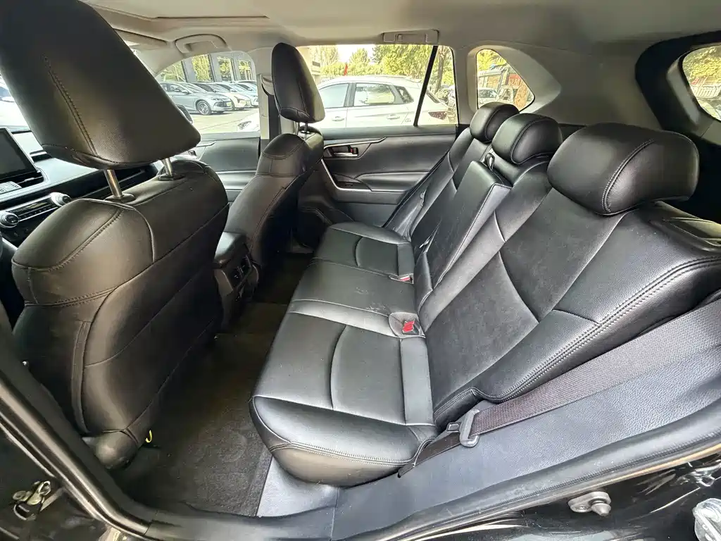 Toyota RAV4 — фото 8