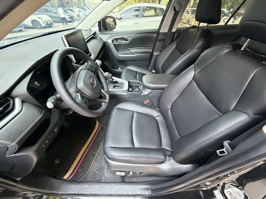 Toyota RAV4 — фото 9