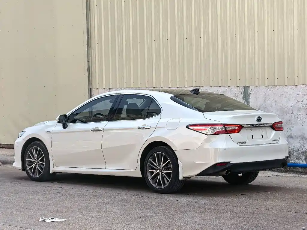 Toyota Camry — фото 2