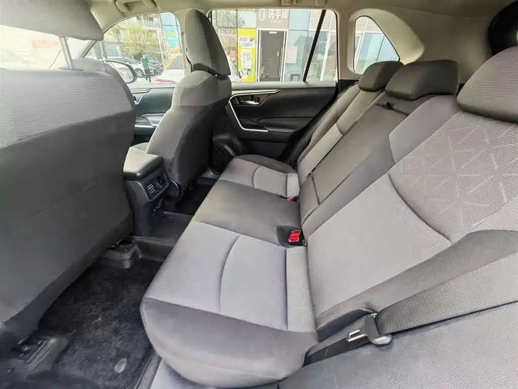 Toyota RAV4 — фото 6