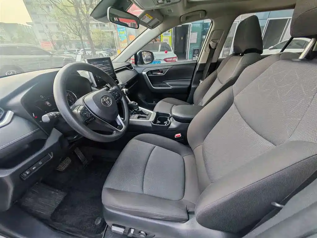 Toyota RAV4 — фото 7