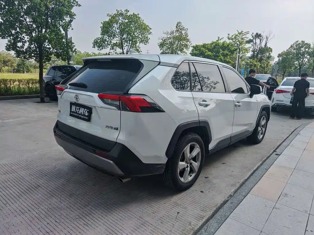 Toyota RAV4 — фото 8