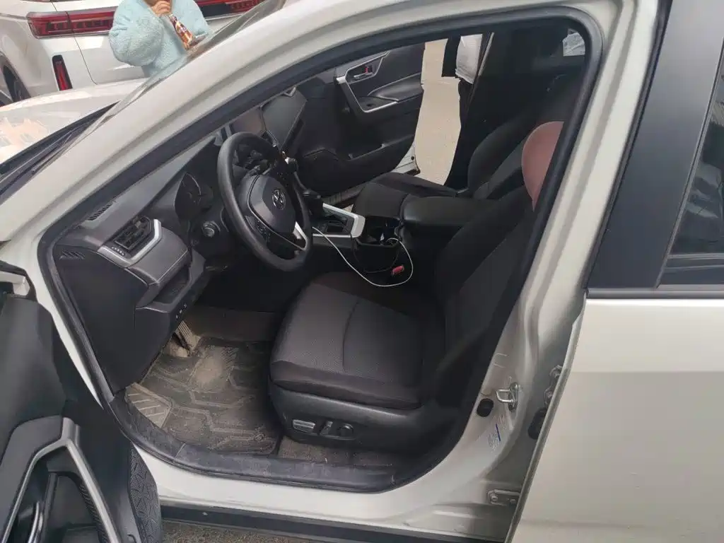Toyota RAV4 — фото 11