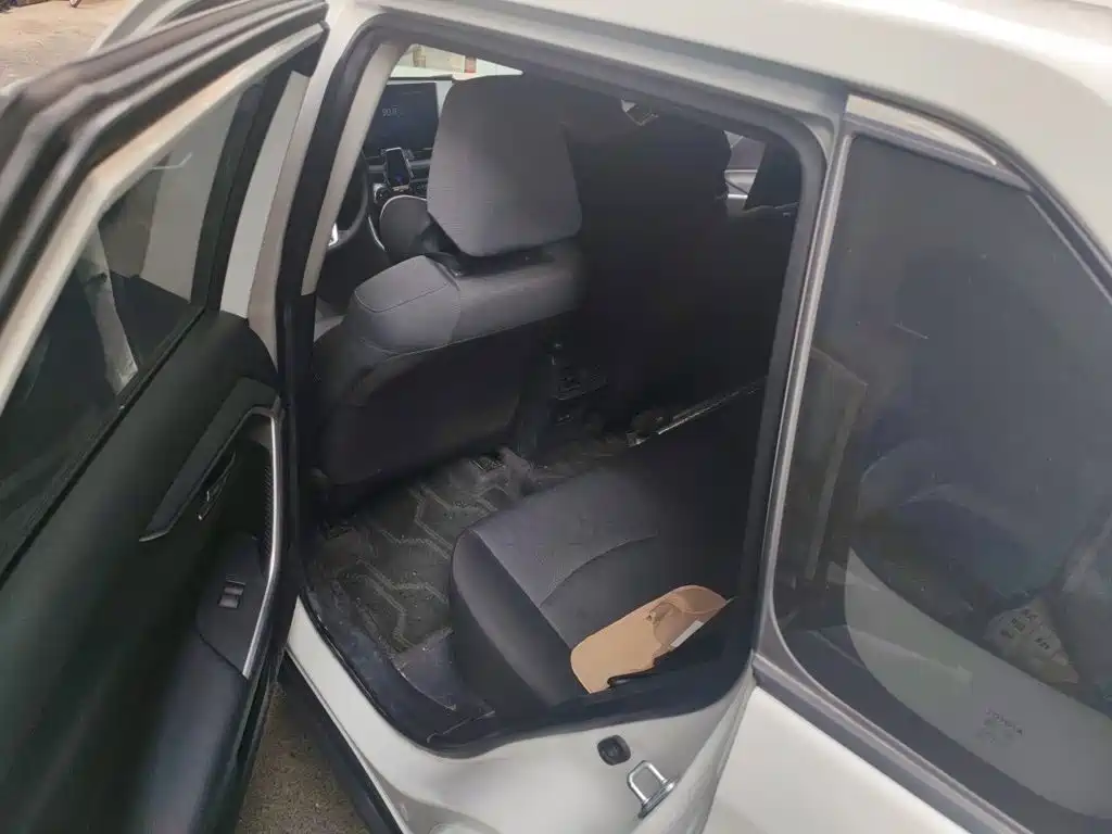 Toyota RAV4 — фото 13
