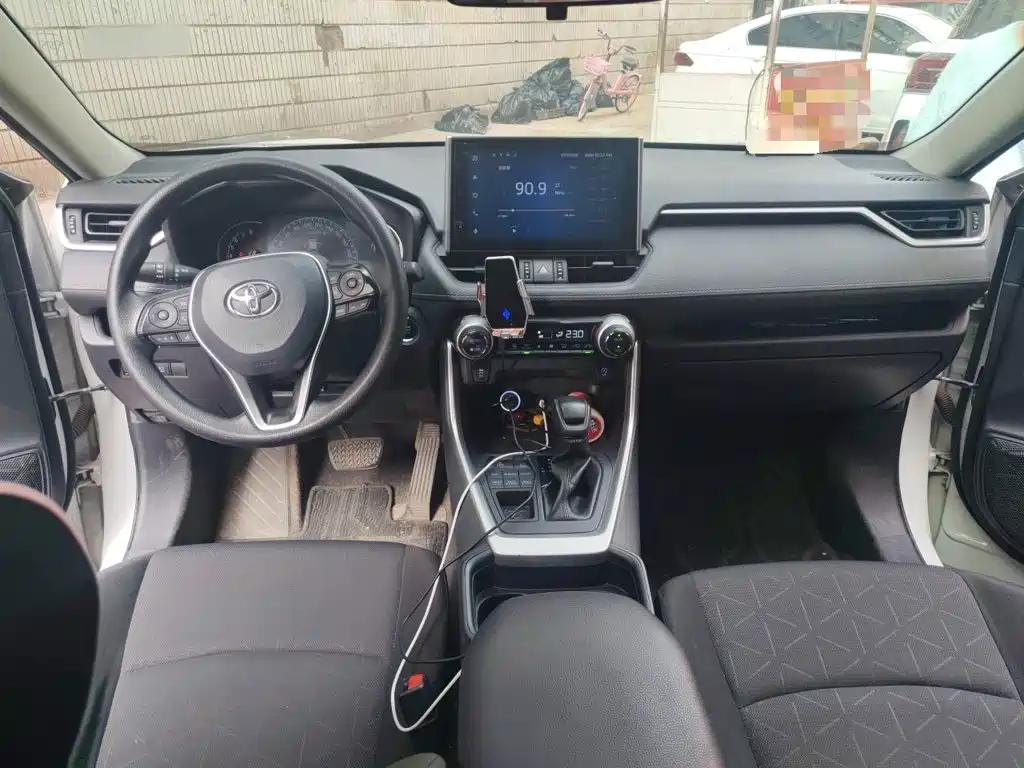 Toyota RAV4 — фото 5