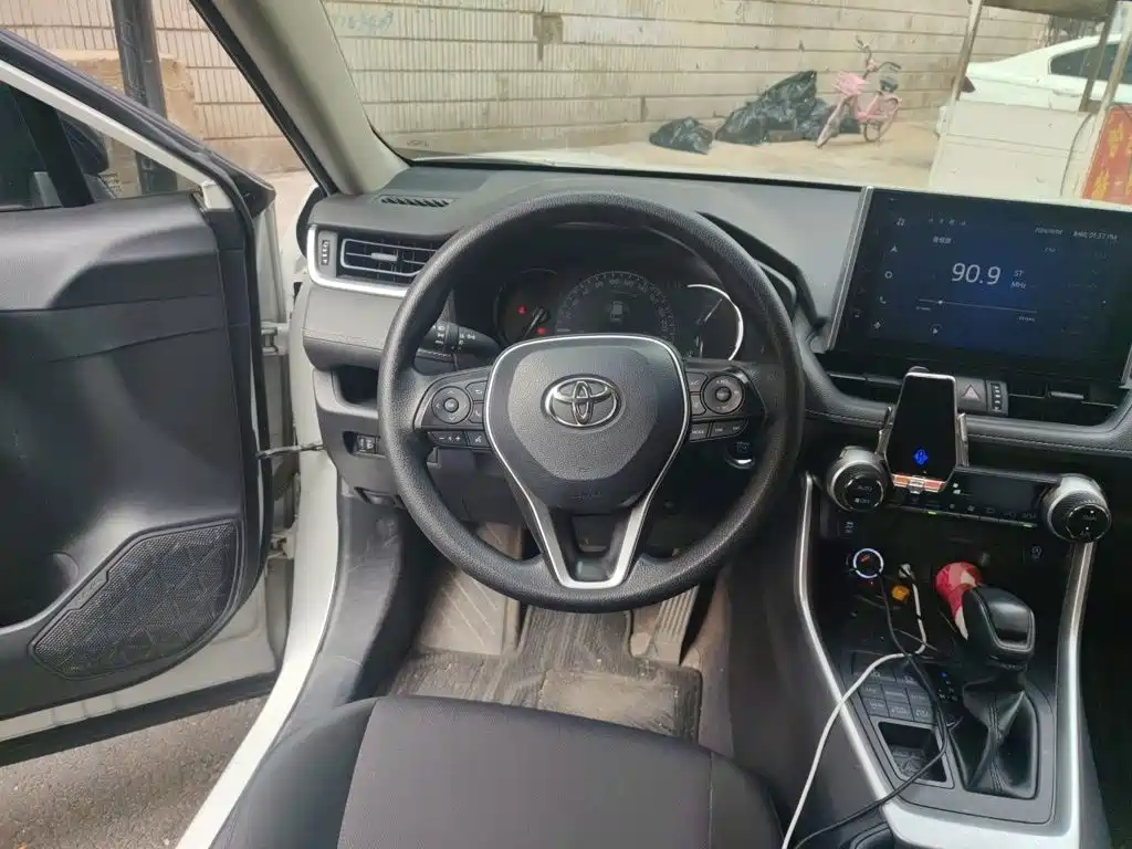 Toyota RAV4 — фото 6